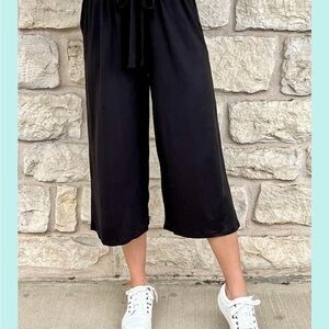 Chic Black Wide-Leg Capris